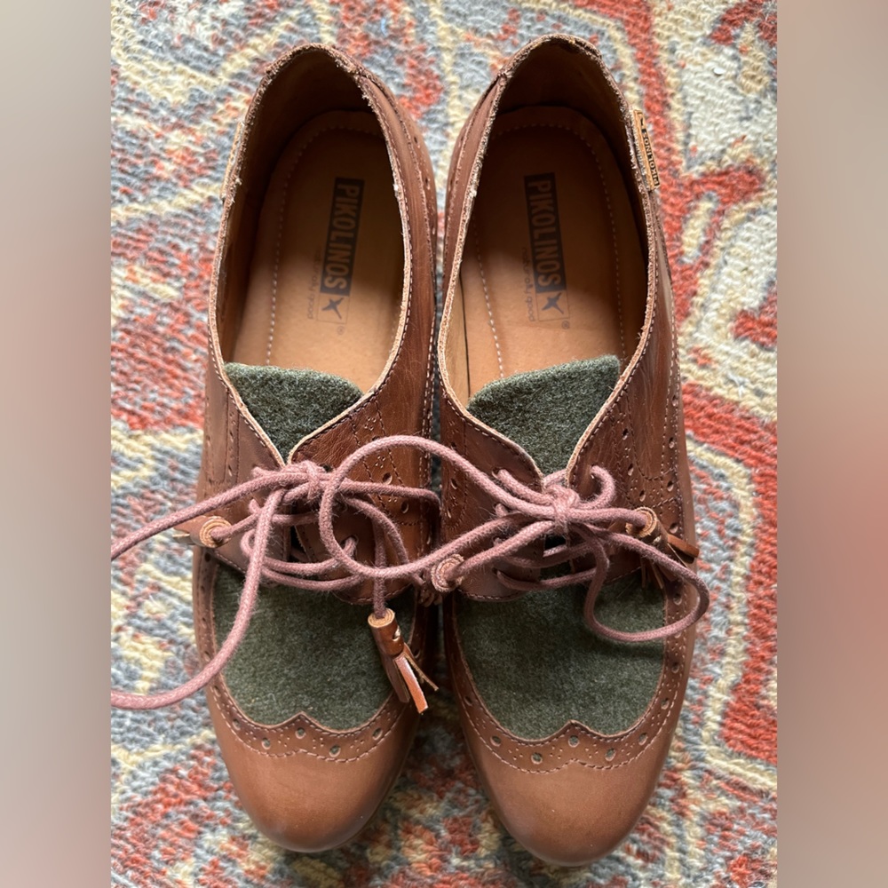 Pikolinos Women's Brown Leather Wingtip Oxfords with Green Accent